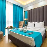 Black Palace Hotel *
