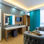 Black Palace Hotel *